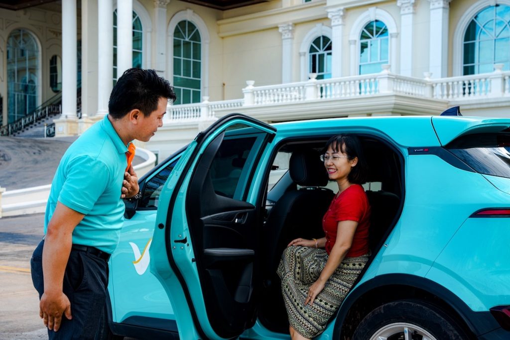 Taxi điện Xanh SM được người dân tại Lào nhận xét gì? 5 nguoi-dan-tai-lao-nhan-xet-gi-ve-taxi-dien-xanh-sm